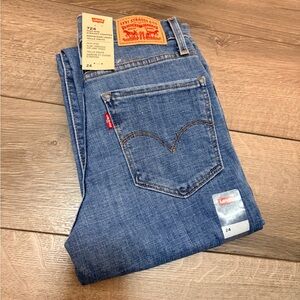24 Levi's 724 Blue Straight Leg cropped Jeans
